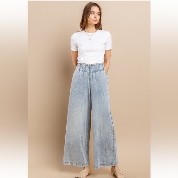 High Waist Wide Leg Jean With Side Pockets - Picture 5 of 8